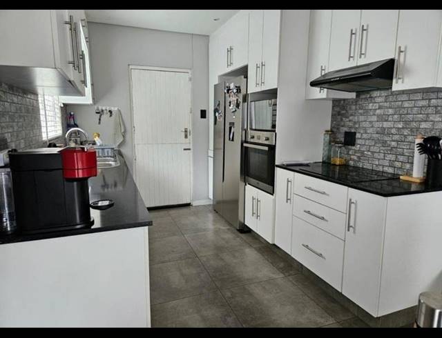 3 BEDROOM TOWNHOUSE FOR SALE IN DAWNCLIFFE